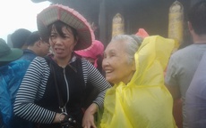 Cụ bà 92 tuổi trèo lên tận chùa Đồng trên đỉnh Yên Tử trong ngày mưa