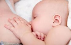 Bú sữa mẹ giúp trẻ giảm nhiễm trùng