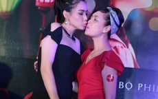 NSƯT Chiều Xuân và Trang Nhung bất ngờ hôn nhau trong tiệc ra mắt phim