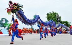 Lê thê ăn chơi sau Tết: Có nên dẹp bớt lễ hội?