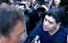 Maradona tát thẳng mặt phóng viên vì quá thiếu văn hóa