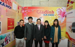 Chủ tịch UBND TP Hà Nội thăm gian trưng bày của báo Gia đình & Xã hội tại Hội báo Xuân