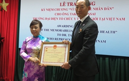 Bộ trưởng Bộ Y tế trao kỷ niệm chương cho đại diện WHO