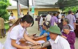 Hàng trăm thầy thuốc trẻ khám, chữa bệnh miễn phí cho dân vùng sâu