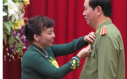 Bộ trưởng Bộ Y tế trao Kỷ niệm chương cho Bộ Công An