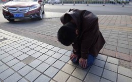 Chàng trai quỳ trên phố 30 ngày để xin lỗi bạn gái