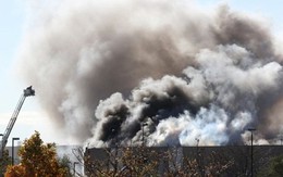 Mỹ: Kinh hoàng máy bay đâm thẳng tòa nhà, 4 người thiệt mạng