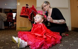Bé gái mới 19 tháng tuổi tham dự cuộc thi sắc đẹp nhí ở Anh