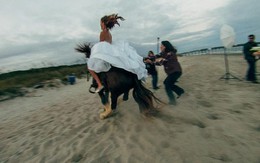 Chụp ảnh cưới, cô dâu phát khiếp khi gặp chú ngựa khó tính