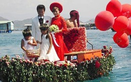 Chàng trai kết 3.000 bông hồng làm ghe rước dâu trên biển