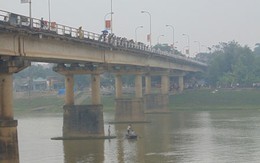 Hàng ngàn người khóc thương hai mẹ con nhảy sông tự tử