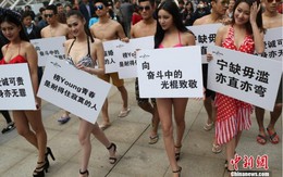 "Nam thanh nữ tú" diện bikini xuống phố tuần hành ngày độc thân