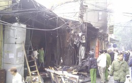 Cháy lớn đối diện bệnh viện Phụ sản Hà Nội