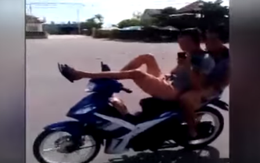 Xem 2 thanh niên đi xe máy…bằng chân