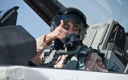 Cảm phục nữ phi công đầu tiên của UAE tham gia không kích phiến quân Hồi giáo IS tại Syria