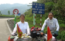 Đôi vợ chồng U70 đạp xe vòng quanh Việt Nam