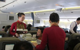 Nghề tiếp viên hàng không: Chết khiếp với khách bậy ra sàn máy bay
