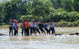 Học sinh ‘cưỡi’ bè tre vượt sông tìm chữ