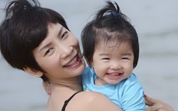 Mẹ con Xuân Lan vui đùa bên bờ biển Phú Quốc