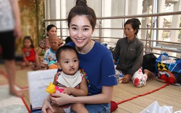 Hoa hậu Thu Thảo giản dị thăm trẻ hở hàm ếch