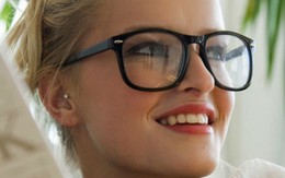 Bí quyết làm tóc, trang điểm phù hợp cho cô nàng kính cận
