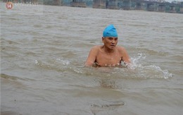 Run rẩy nhìn người Hà Nội tắm sông Hồng trong ngày giá rét