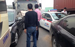 Hà Nội: 6 xe ô tô “dồn đống” ở khúc cua oan nghiệt