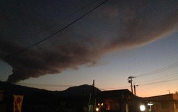 Rùng mình chứng kiến núi lửa Nhật Bản phun trào