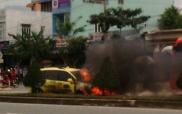 Xe taxi bị văng qua bên kia đường, bốc cháy ngùn ngụt