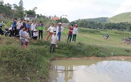 Mẹ đi mua sữa về phát hiện hai con trai chết nổi dưới ao