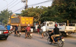 Vừa đi xe máy vừa nói chuyện, tông vào ôtô tử vong