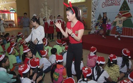 Thu tiền tỷ từ "Hương ga", Trương Ngọc Ánh dẫn con gái đi phát quà Giáng sinh