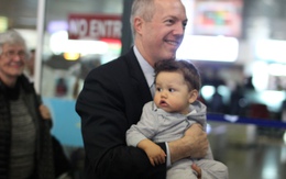 Tân Đại sứ Mỹ ôm con trai đến Hà Nội nhậm chức