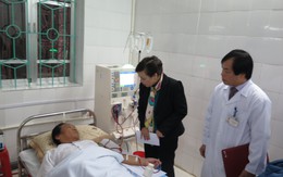 Bộ trưởng Bộ Y tế đến tận giường bệnh thăm bệnh nhân vùng cao