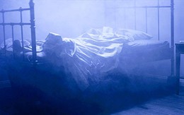 Trốn xuống gầm giường vẫn không thoát tội hiếp dâm