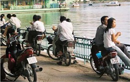 Chuyện "yêu đương" trên xe máy của người Hà Nội