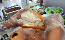 Bánh mì chả cá 10.000 đồng nở rộ khắp Sài Gòn