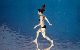 Kỳ lạ cô gái có khả năng đi trên mặt nước