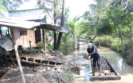 Tranh thủ mùa nước nổi, nông dân bán đất mặt ruộng kiếm tiền triệu