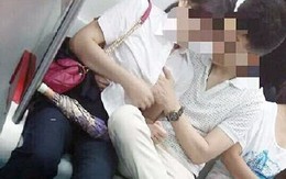 Chàng trai thản nhiên sờ ngực bạn gái trên tàu điện ngầm gây bức xúc