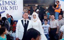 Cặp đôi mời 4.000 người tị nạn đến ăn cỗ cưới gây sốc