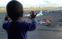 Bé gái 10 tháng tuổi thành biểu tượng ám ảnh kinh hoàng thảm kịch máy bay rơi