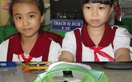 Hai nữ sinh lớp 3 chế bẫy côn trùng