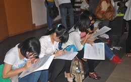 Cử nhân làm phục vụ nhà hàng