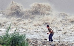 Những hình ảnh hãi hùng về siêu bão đổ vào Đài Loan