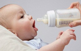 Có nên cho bé uống sữa bột nguyên kem?