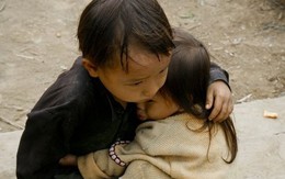 Bức ảnh “Dỗ em” của Na Sơn trở thành ảnh “nạn nhân động đất ở Nepal”