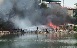 Cháy lớn dãy nhà tạm ven hồ Linh Quang, khói đen kịt trời