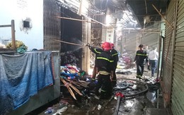 Cháy lớn chợ Phùng Khoang, 4 người nhập viện