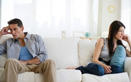 Chồng thì đạp ngã gẫy chân, mẹ đẻ thì không quan tâm